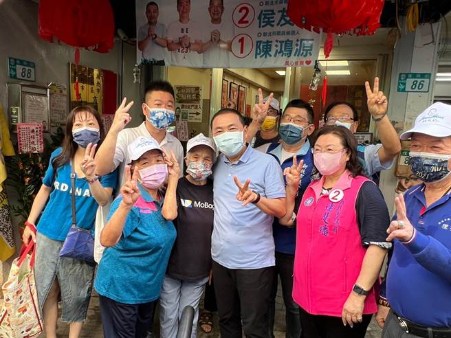 侯友宜今天在议员陈鸿源、连斐璠陪同下，前往溪洲市场、励行街市场拜票。（李奇叡摄）
