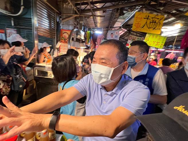 现场支持者挤得水泄不通。（李奇叡摄）