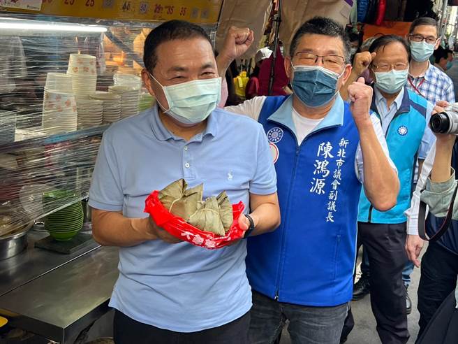 有摊商主动赠上吉祥物。（李奇叡摄）