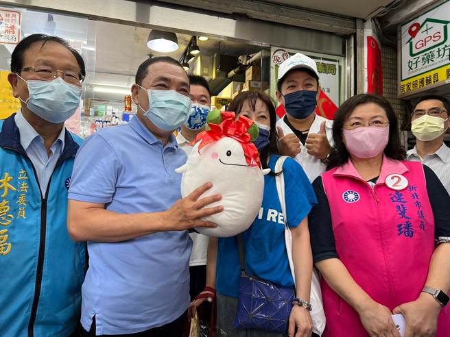 有店家主动赠上吉祥物。（李奇叡摄）