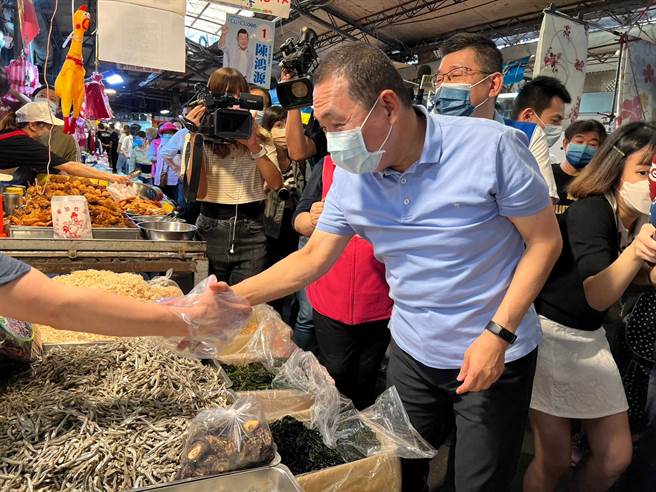 侯友宜一一向店家握手致意。（李奇叡摄）