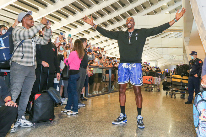 霍华昨日晚间正式抵台，获得球迷热烈欢迎。(陈麒全摄)