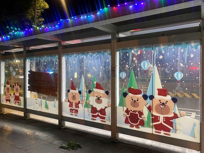 新北歡樂耶誕城11日開城，新北市政府今年再度與「迪士尼公司」合作，交通局同步推出全國唯一的「迪士尼主題公車」和「雪白候車亭」。（新北市交通局提供）