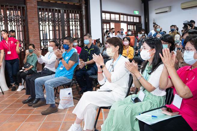 无党籍台北市长候选人黄珊珊（右三）表示，台北市要在新冠疫情后重新活络艺文活动，因此提出文化政见，以提升城市「文化力」为目标，展开一场台北的文艺復兴。（黄珊珊竞选办公室提供／陈薏云台北传真）