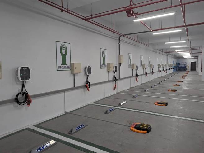 信義國小地下停車場有著明確的標示，並提供電動車充電椿、電子票證等多元繳費功能，提供完整智慧停車服務。（張志康攝）