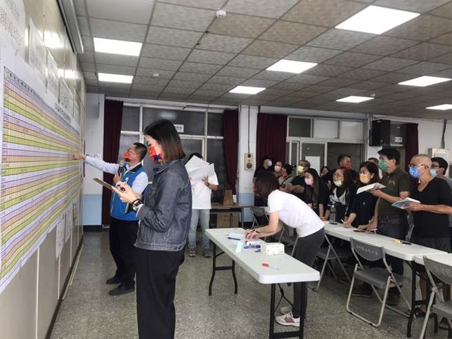 屏東「潮州春節市集」因疫情擾亂停辦2年後強勢回歸，鎮公所將明年市集延長至6天，吸引不少攤商競標特區。（謝佳潾攝）