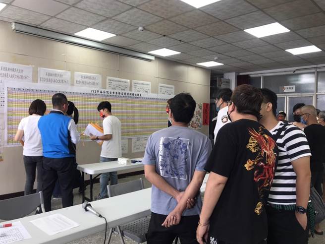 屏東「潮州春節市集」因疫情擾亂停辦2年後強勢回歸，鎮公所將明年市集延長至6天，吸引不少攤商競標特區。（謝佳潾攝）