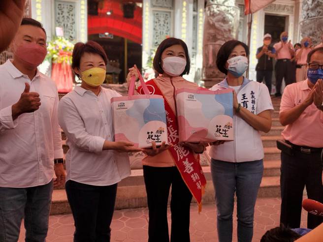 张丽善致赠花生给卢、王，象徵「好事发生」，左一是虎尾镇长丁学忠。（周丽兰摄）