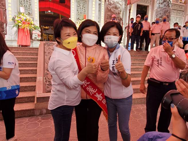 卢秀燕、王育敏、张丽善互拥互相祝福。（周丽兰摄）