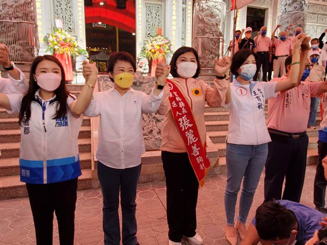 卢秀燕、张丽善、王育敏、合体互相助选。（周丽兰摄）
