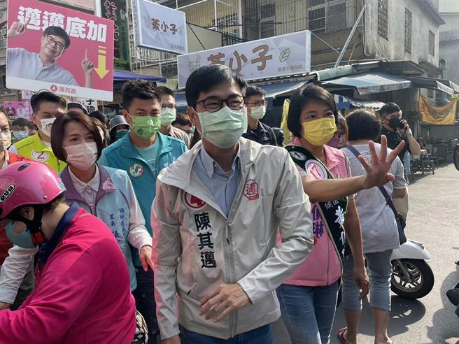 高雄市長陳其邁11日持續以陸戰模式力拼連任，他上午到楠梓區莒光市場掃街拜票。（洪浩軒攝）