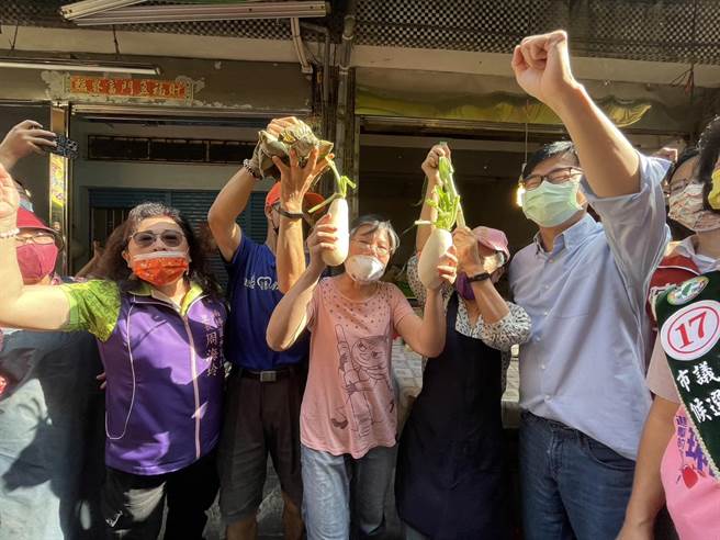 高雄市長陳其邁11日持續以陸戰模式力拼連任，他上午到楠梓區莒光市場掃街拜票。（洪浩軒攝）