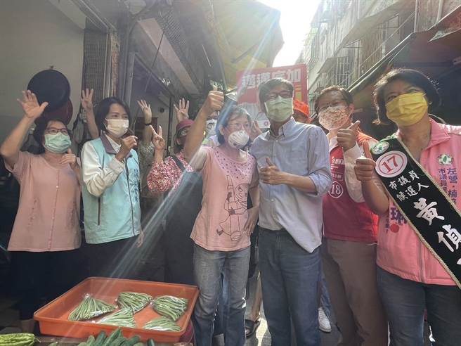 高雄市長陳其邁11日持續以陸戰模式力拼連任，他上午到楠梓區莒光市場掃街拜票。（洪浩軒攝）