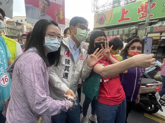 高雄市長陳其邁11日持續以陸戰模式力拼連任，他上午到楠梓區莒光市場掃街拜票。（洪浩軒攝）