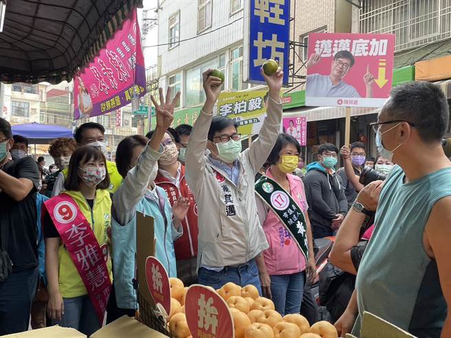 高雄市長陳其邁11日持續以陸戰模式力拼連任，他上午到楠梓區莒光市場掃街拜票。（洪浩軒攝）