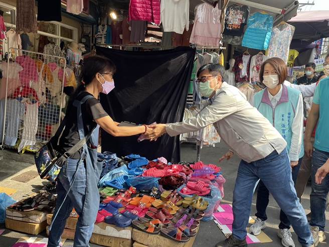 高雄市長陳其邁11日持續以陸戰模式力拼連任，他上午到楠梓區莒光市場掃街拜票。（洪浩軒攝）