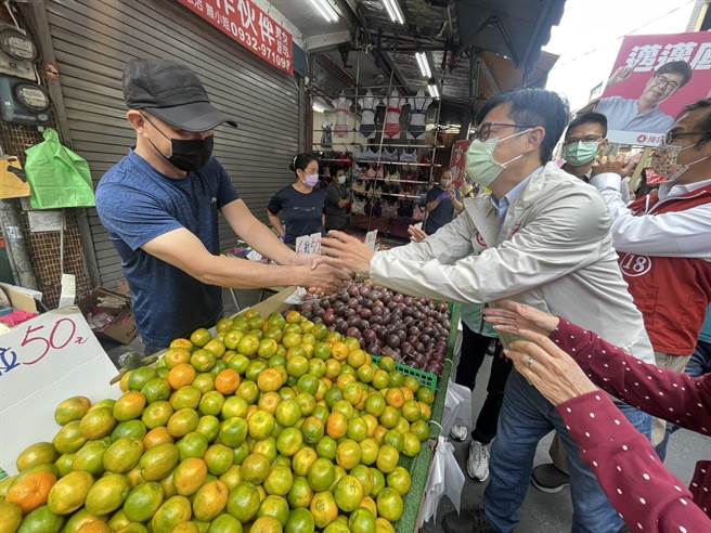 高雄市長陳其邁11日持續以陸戰模式力拼連任，他上午到楠梓區莒光市場掃街拜票。（洪浩軒攝）