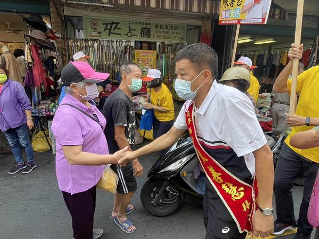 陳其邁到楠梓區莒光市場掃街拜票時，民眾及攤商爭相要跟陳其邁打招呼、擊掌，掃街過程中也恰巧遇到無黨籍高市議員陳善慧。（洪浩軒攝）