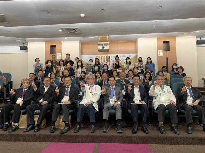 中华民国环境职业医学会30周年研讨会以「永续营运」、「职场安全」、「职场服务」三大主题，邀集相关专家学者发表演说。（臺北荣总提供） 