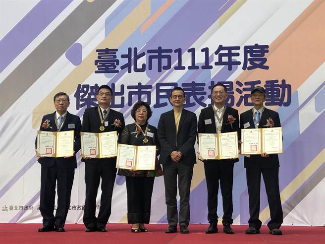 北市11日举办「台北市杰出市民表扬活动」，今年共有5人获奖，分别为心理辅导奉献者陈明终、新住民守护者尤英夫、语文公益传爱者洪传宗、企业公益媒合者何素青及青少年守望者廖文华。图左起依序为为陈明终、洪传宗、何素青、北市副秘书长李得全、廖文华、尤英夫。（张芷瑜摄）