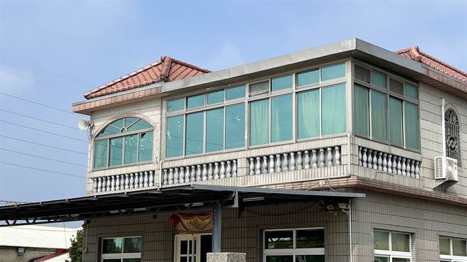 台南市議員謝財旺學甲服務處和距離1公里外的一處工廠辦公處，10日凌晨共被人開88槍恐嚇；外傳該工廠辦公處與民進黨中執委郭再欽有關，郭再欽則喊冤說，這間工廠不是他的。（張毓翎攝）