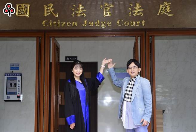 黄子佼（右）和法官欧阳仪昨出席司法院国民法官开箱影片记者会。（本报资料照片）