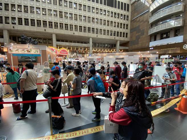 台铁局11月11日至14日于台北车站大厅举办第7届铁路便当节。（陈佑诚摄）