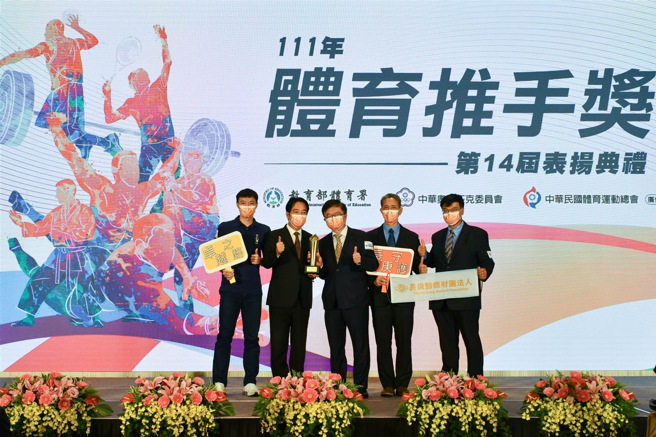 长庚行政中心潘延健总执行长(左5)长庚医疗体系翁文能研发长(左6)长庚决策委员会程文俊主任委员(右4)林口长庚医院陈建宗院长(右3)。(图/ 长庚医院提供)