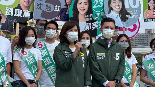 针对柯文哲昨回呛沈慧虹「智商太低」，民进党新竹市长候选人沈慧虹（中）说，上梁不正下梁歪，柯与高虹安自诩高学歷，却智商歧视、学歷歧视，市民在意的是候选人的品格操守、能力与会不会做事。（王惠慧摄）