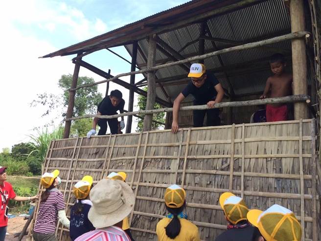 目前就读中原大学的蔡元杰(左上)，曾前往柬埔寨当志工，协助当地居民兴建房舍。(教育部提供／李侑珊台北传真)