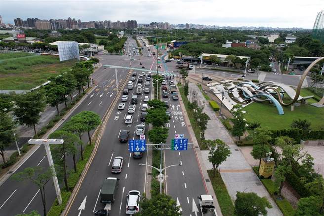 桃园区大兴西路彩色指引标线空拍照。（桃园市交通提供／陈梦茹桃园传真）