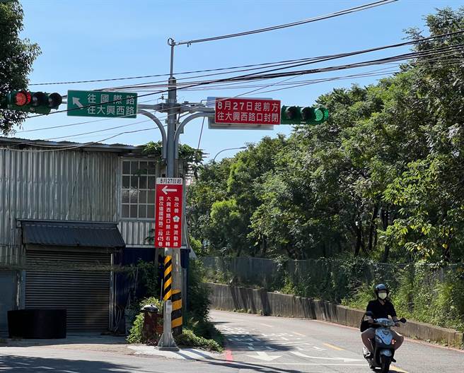 交通局于大兴西路三段380巷与国际路二段475巷口新设号志。（桃园市交通提供／陈梦茹桃园传真）