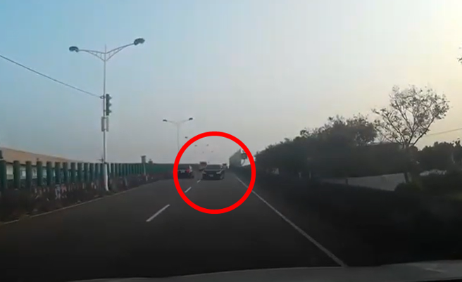 台中一名駕駛昨（10）開車上大甲區南陸橋時，竟從遠方目睹一輛轎車逆向朝他「正面衝來」，他先是大聲尖叫，接著狂罵「X小」、「那台車是在X小」。（翻攝自臉書「記者爆料網」）