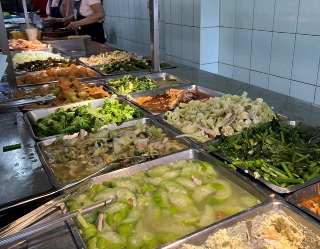 雇主提供移工沒有主菜的40元便當，近來引起討論。（何立雯攝）