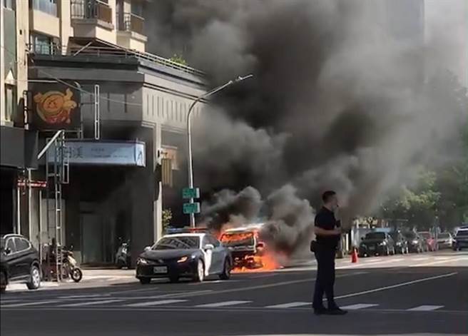 高雄11日下午前金區市中一路驚傳聯邦快遞物流車起火燃燒。（摘自南部記者爆料網）