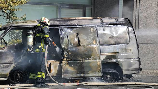 物流車燃燒，警消獲報立即到場撲滅，車內包裹慘遭燒毀。（翻攝照片／崔正綱高雄傳真）