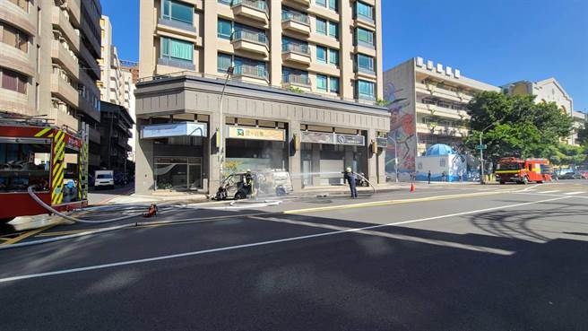 物流車燃燒，警消獲報立即到場撲滅。（翻攝照片／崔正綱高雄傳真）