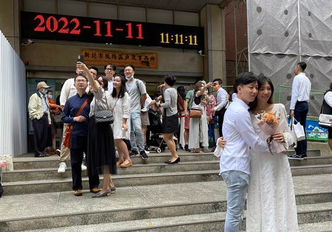 新北市今日有超过250对新人预约登记，为平常的5倍，截至本日11点前，已有322对新人完成结婚登记，其中有6对是外国人，创下歷年双11登记新高，其中有不少新人选在11时11分登记，希望凑满11个1。（新北市民政局提供）