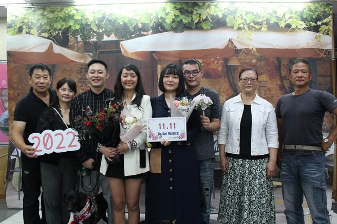 新北市今日有超过250对新人预约登记，为平常的5倍，截至本日11点前，已有322对新人完成结婚登记，其中有6对是外国人，创下歷年双11登记新高，其中有不少新人选在11时11分登记，希望凑满11个1。（新北市民政局提供）