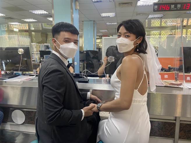 新竹市3区户政事务所一早涌入不少人登记结婚，甚至特地选在11点11分登记。市府指出，截至中午12时，共97对新人登记结婚，已比平常整天多了近10倍。（新竹市政府提供／王惠慧新竹传真）