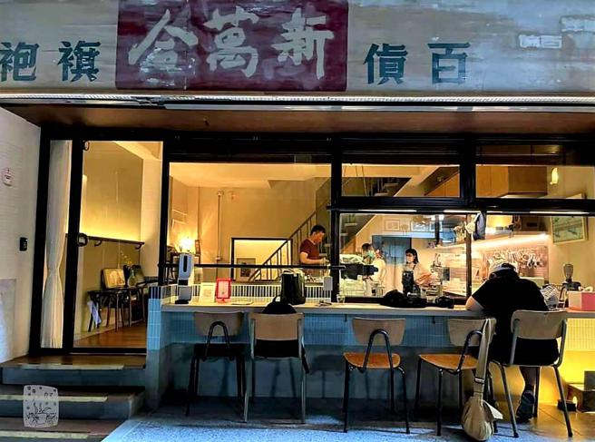 老盐埕转型文创怀旧风银座聚场民宿 主人邱承汉带你走入高雄最老的商场体验老城区(高雄市观光局提供)
