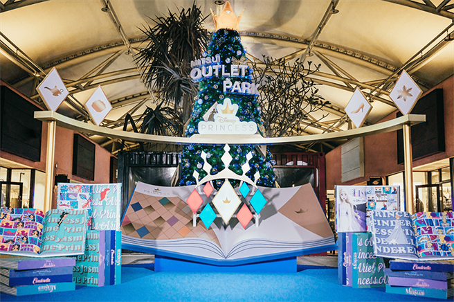 台中港店将迪士尼故事以涂鸦绘本方式创意呈现，设施内打造一处处与海港相呼应的蓝色系故事画面。（业者提供／陈淑娥台中传真）