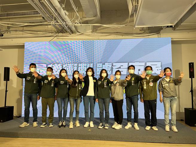 民進黨新竹市長候選人沈慧虹11日舉行「新竹光榮大團結」記者會，投票日倒數15天，號召市民共同響應「新竹光榮運動」，也預告12日孔廟廣場下午將辦大型造勢。（王惠慧攝）