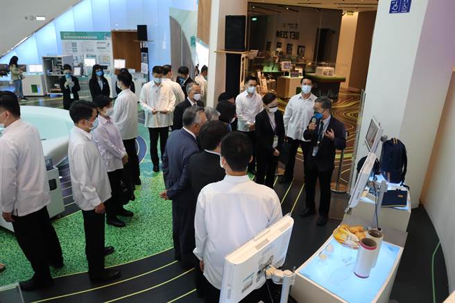 深怕维安出现状况，蔡英文11日参访工研院特展，现场白衣壮汉人数明显比平常还多。（邱立雅摄）