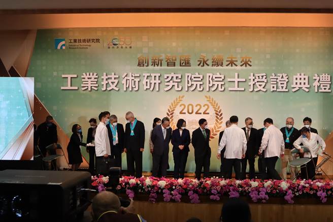 蔡英文总统11日替工研院新科院士授证，典礼尾声大合影时，也罕见多名维安人员在舞台指挥拍照。（邱立雅摄）
