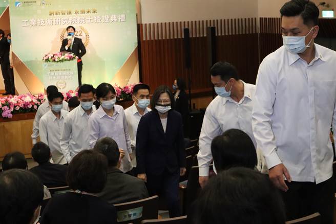 蔡英文总统（右三）准备离场时，也被大批维安人员前后包夹。（邱立雅摄）