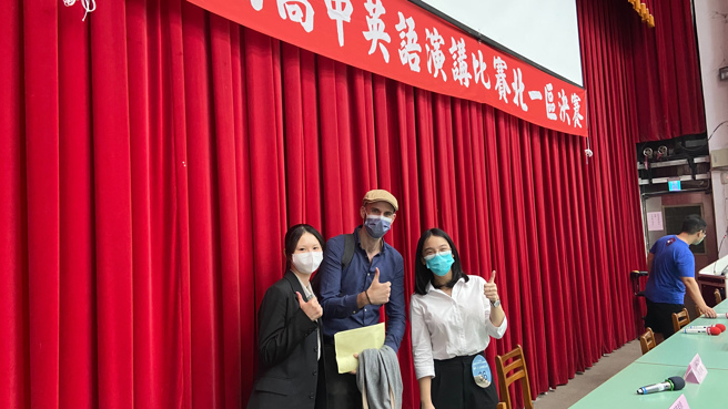 英语演讲比赛高二张庭瑀同学荣获全国仅取十名的优胜，高三邱子珊则获得佳作。(戴志扬翻摄)