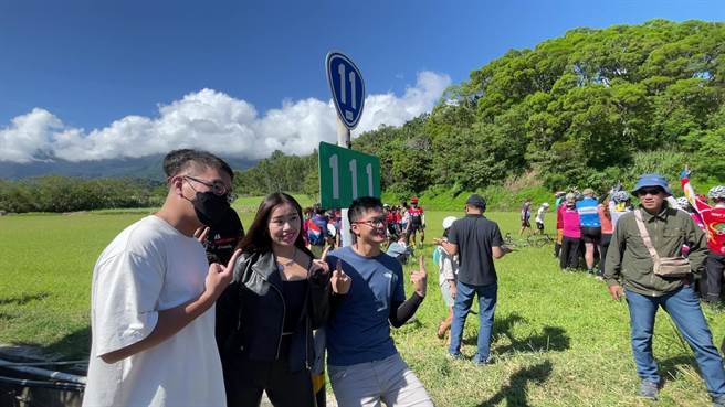 台东县成功镇台11线111公里的里程牌今天涌入大批人潮。（读者提供／蔡旻妤台东传真）