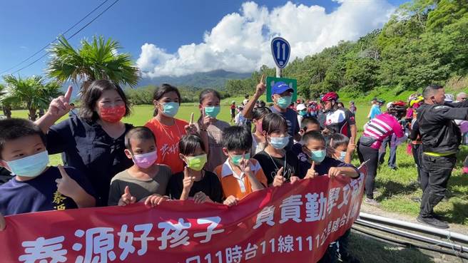 台东县成功镇台11线111公里的里程牌今天涌入大批人潮。（读者提供／蔡旻妤台东传真）