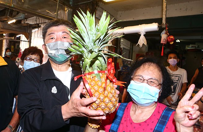 陳時中赴新北投市場掃街拜票，受到民眾熱情歡迎。（鄧博仁攝）